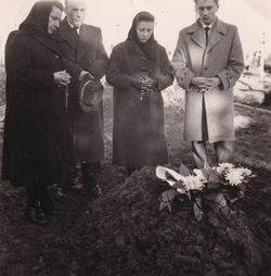 Na grobu diteta 1957. 