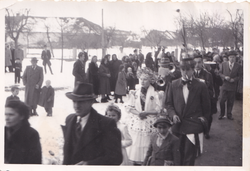 Svatovi se sprohadjaju 1957. 		