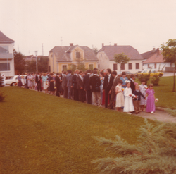Svatovi idu k crikvi 1980. 		