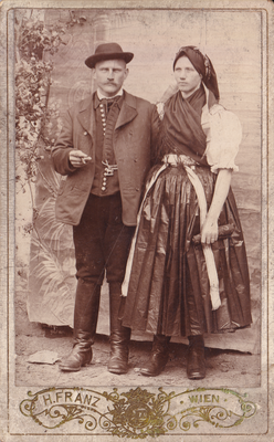 Muž i žena u nošnji