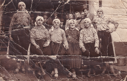 Divojke u dvori u 1920-i ljeti. 