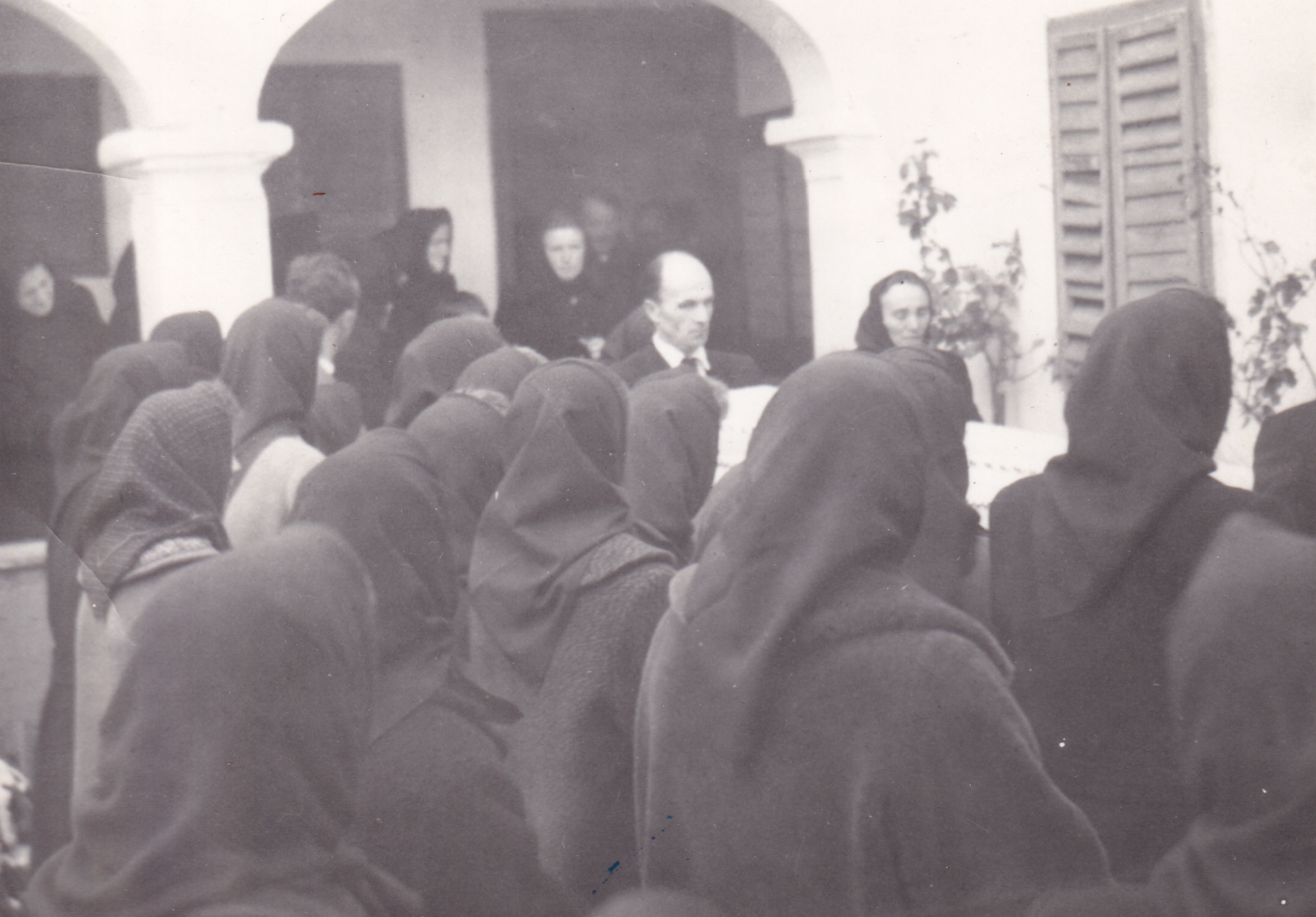 Der Sarg wird aus dem Hof getragen