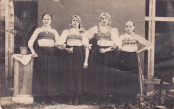 Četire divičke oko 1920. ljeta